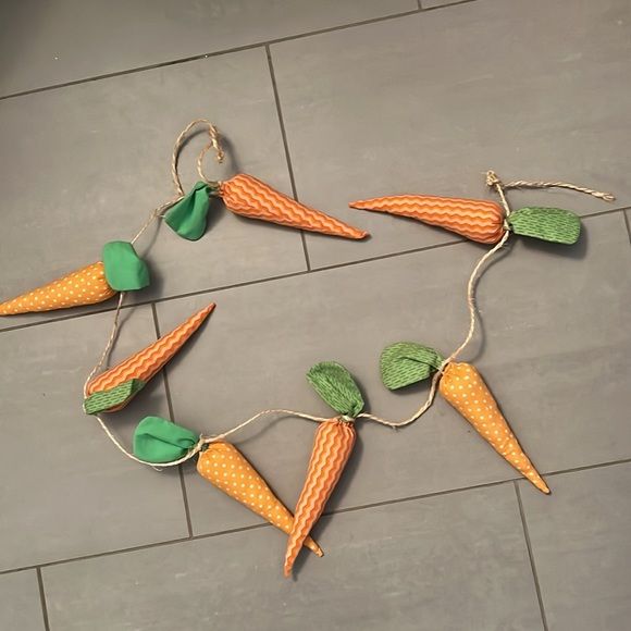 Easter themed carrot 🥕 garland super cute 🐇 - Picture 2 of 5